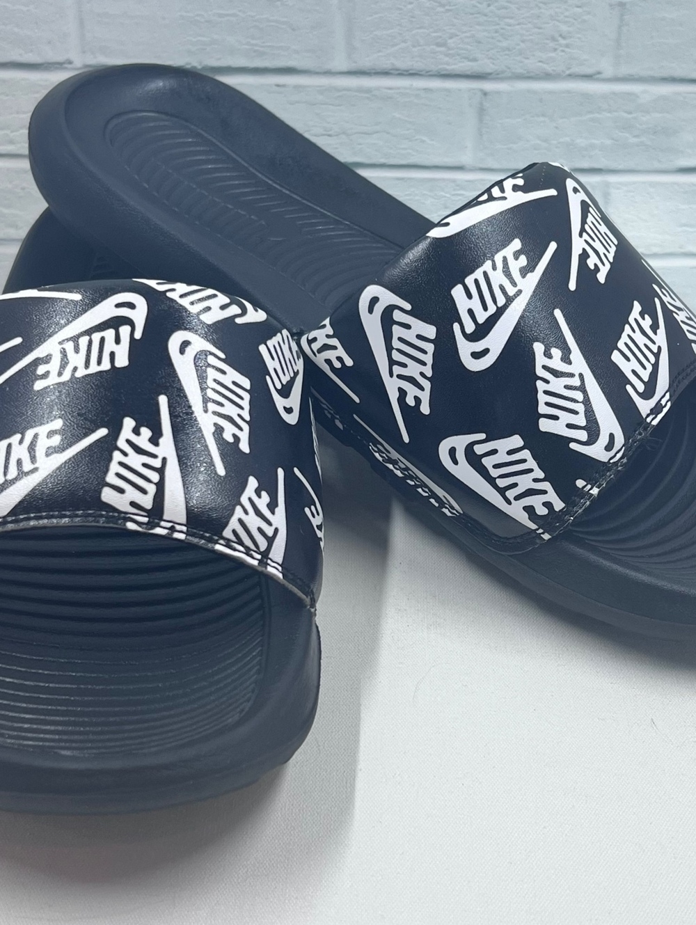 Nike Vitori Repeat Logo One Slides - Picture 4 of 6